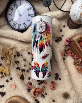 Sen nebo realita? 💫 Tenhle tumbler je barevný trip do světa fantazie, kde létají pírka, snové lapače vibrujou pozitivní...