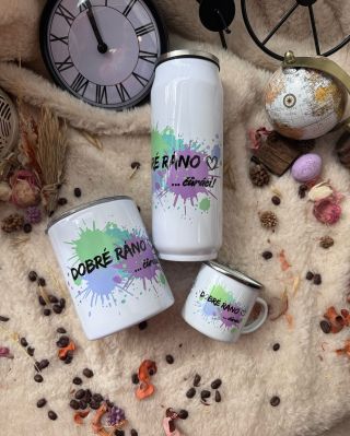 Drzý, neomalený a naprosto ikonický nápis: DOBRÉ RÁNO Č*RÁCI/ K*NDY ☕️😎 ✨ Tenhle design je jako tvoje pondělní nálada ve...